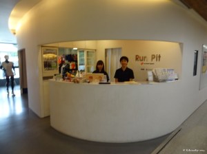 Mon spot douche/vestiaire et les sympathiques petits préposés au guichet. Ouais c'est flou JE SAIS.